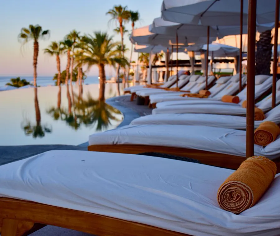 Villa junto al mar con tumbonas y vistas