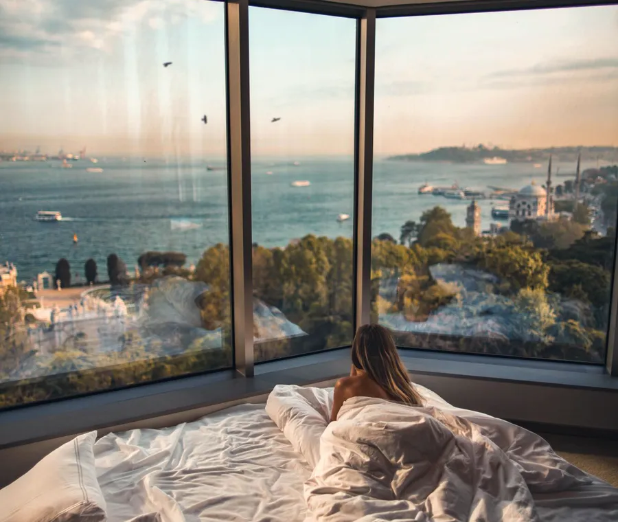 Dormitorio con ventanal y vistas a la costa