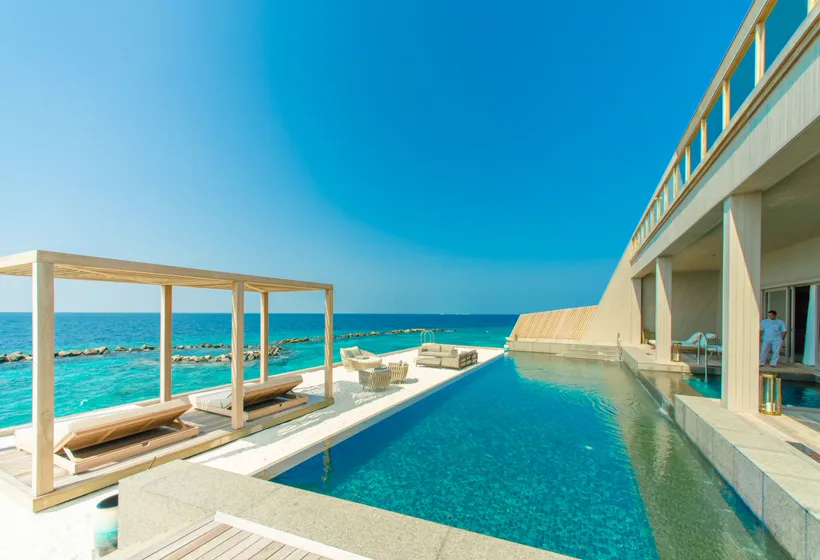 Villa con piscina privada frente al mar