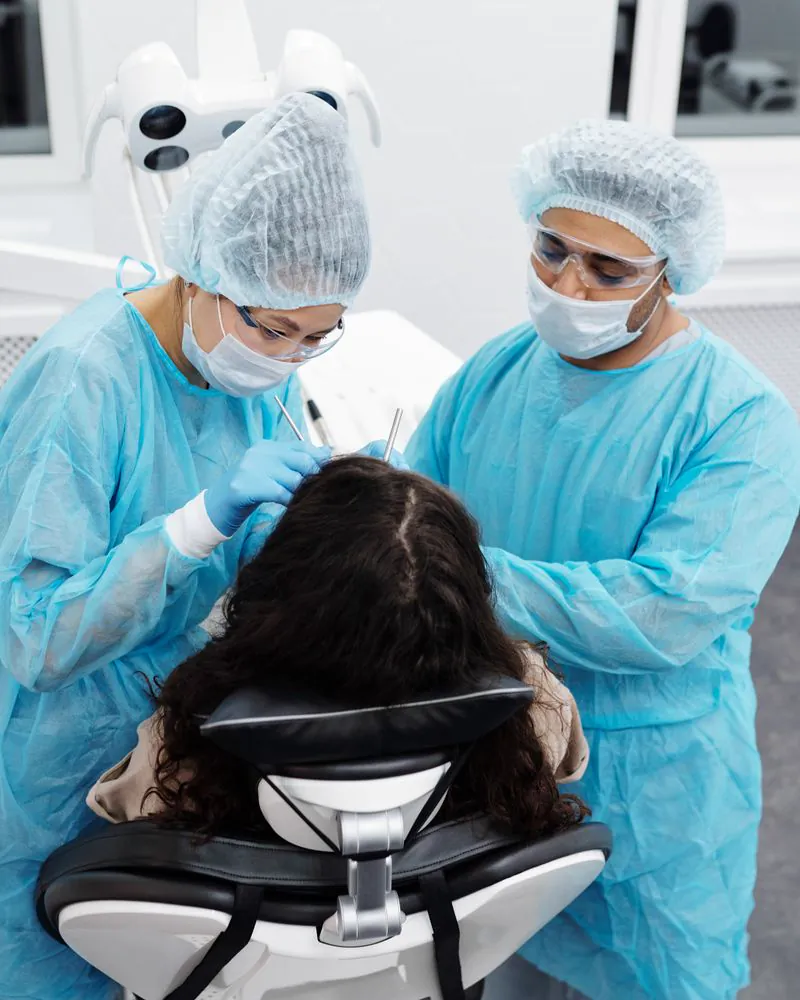 Tratamiento de implante dental en clínica