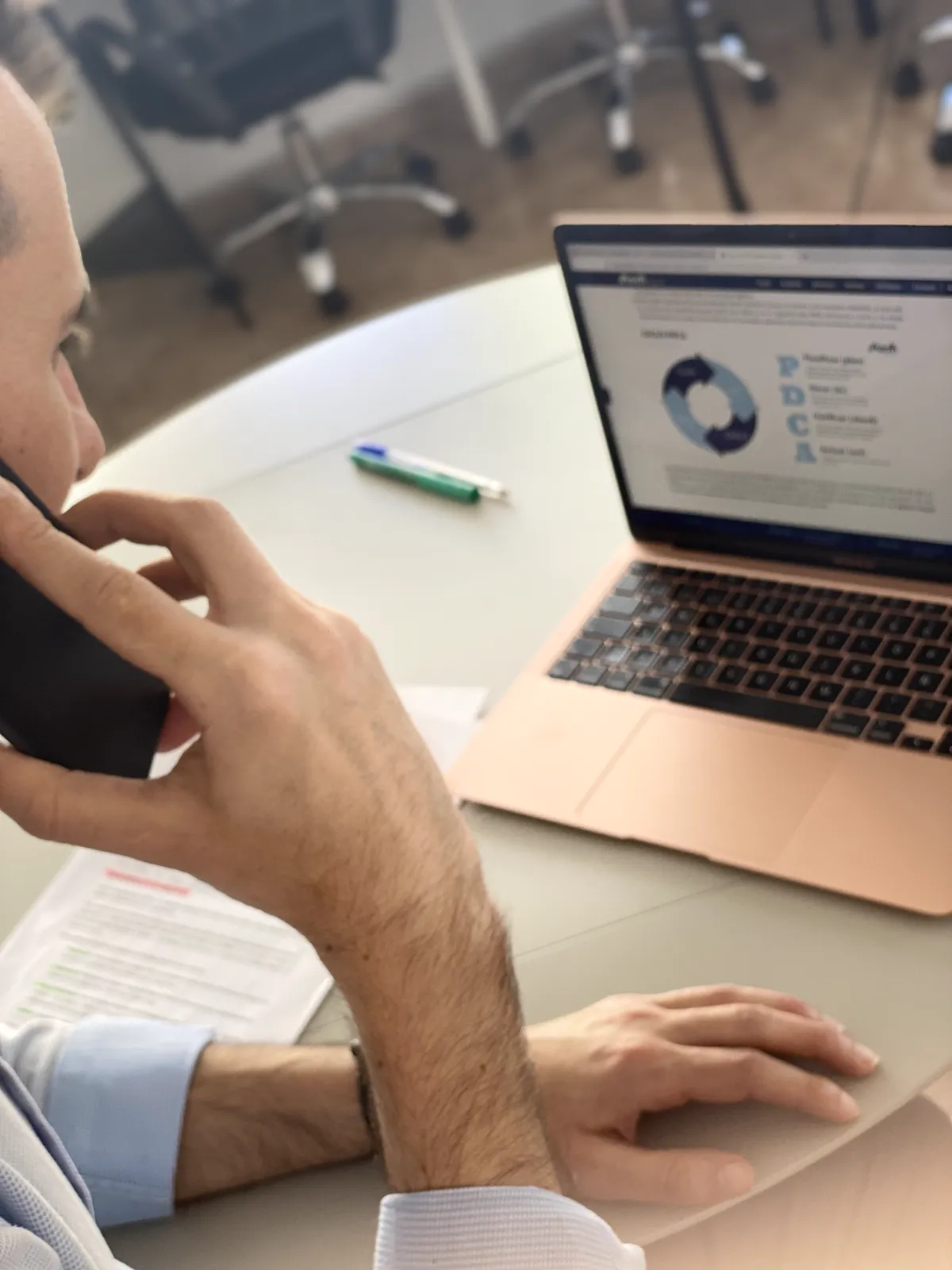 Consultor de Sigma analizando datos de negocio en el ordenador