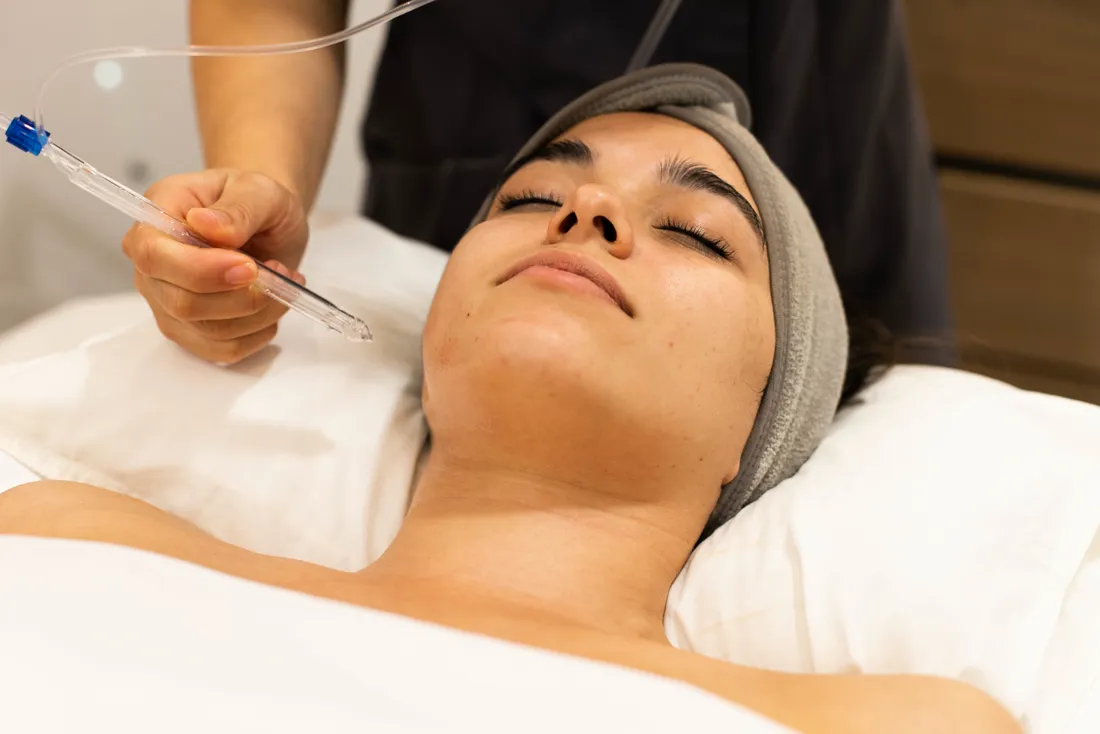 Tratamiento facial en una cl&iacute;nica de medicina est&eacute;tica