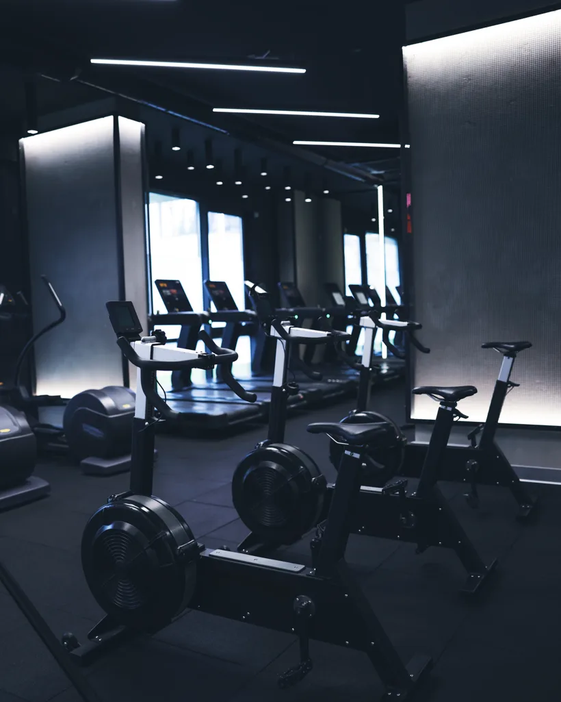 Entrenador personal atendiendo a una socia en un gimnasio