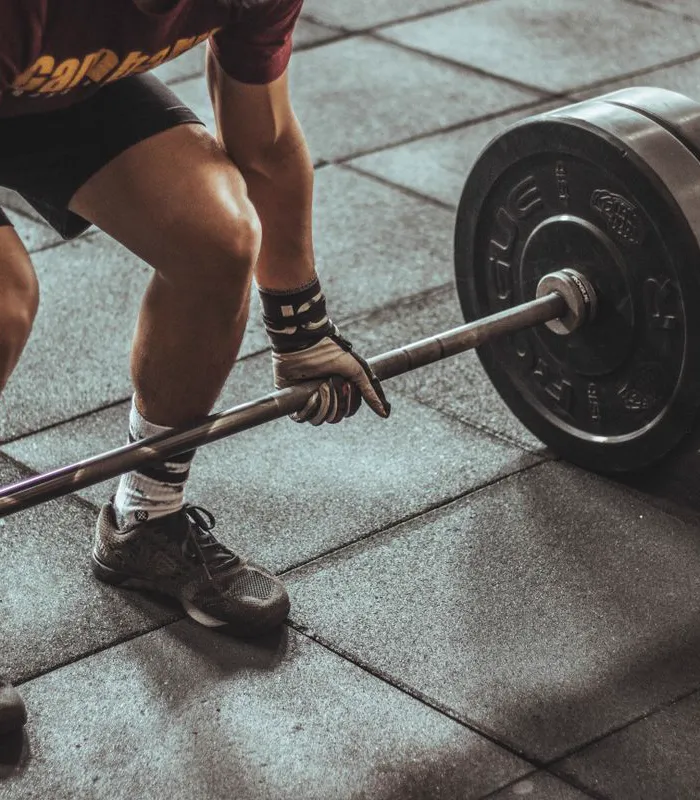 Atleta levantando una barra en un box de CrossFit