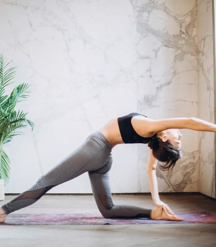 Persona practicando yoga en un estudio