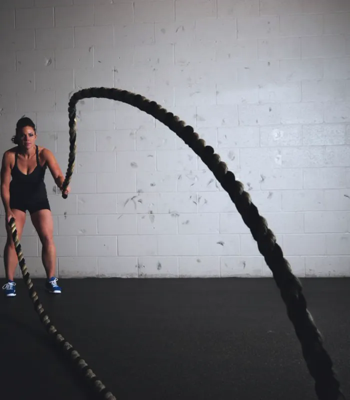 Entrenamiento funcional con cuerdas de batalla
