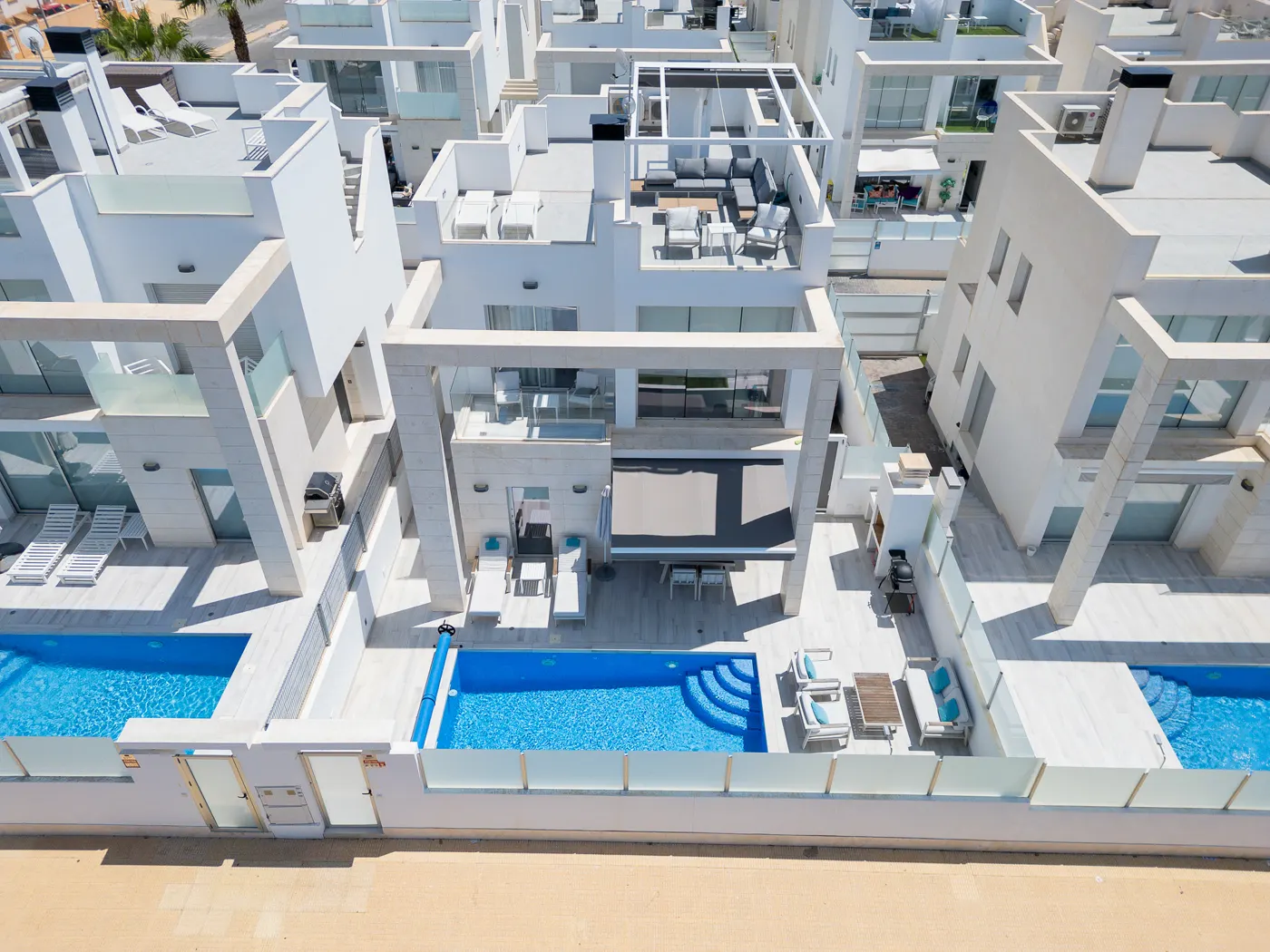 Fotograf&iacute;a a&eacute;rea con dron de una villa con piscina