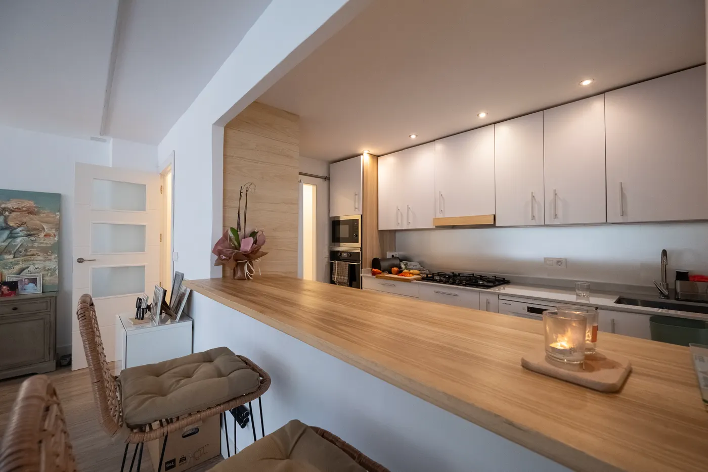 Fotograf&iacute;a de interior de una cocina moderna