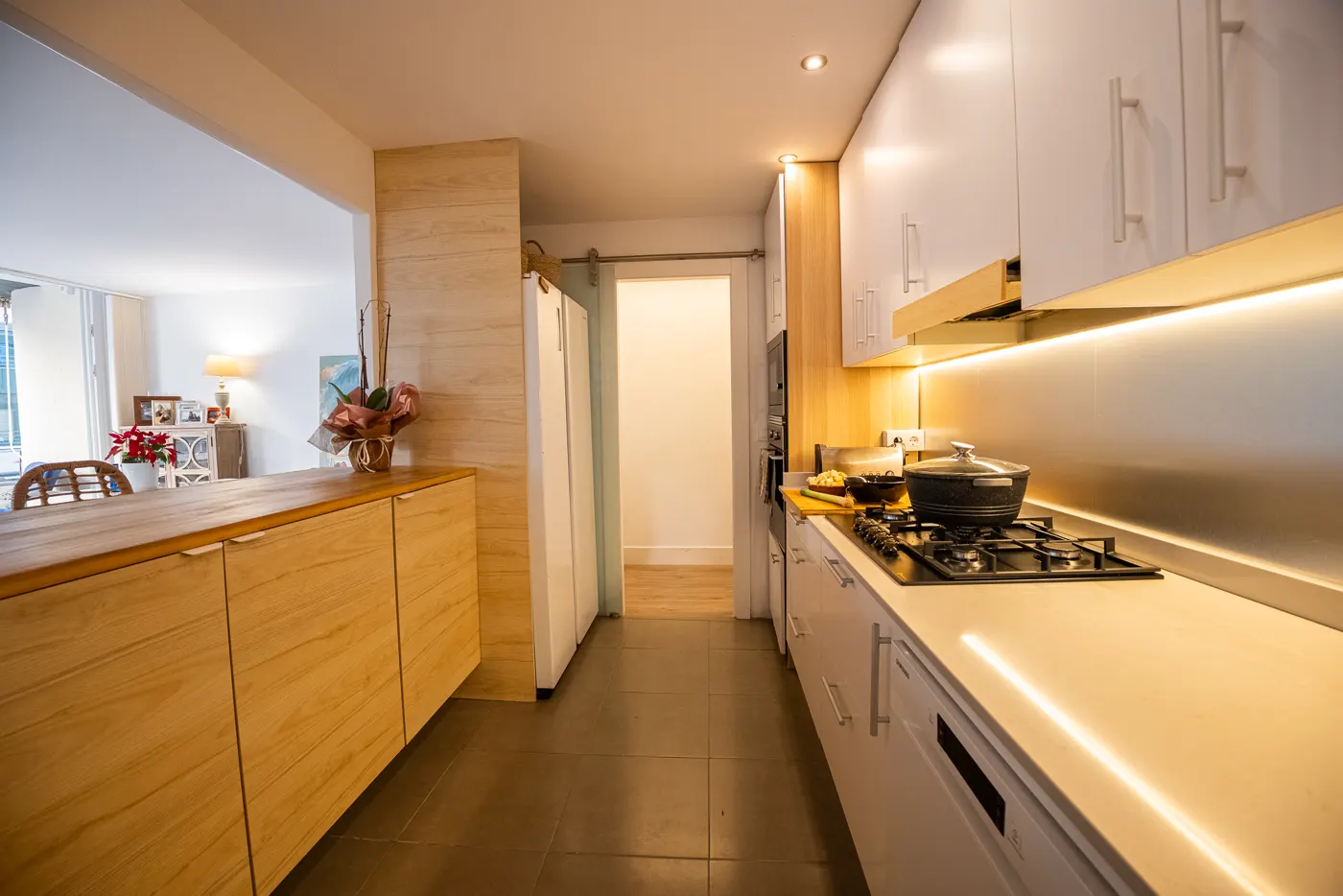 Fotograf&iacute;a de interior de una cocina reformada