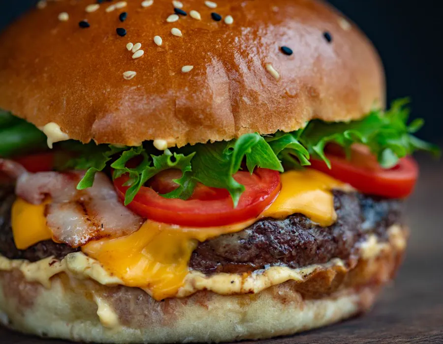 Hamburguesa gourmet servida en un restaurante