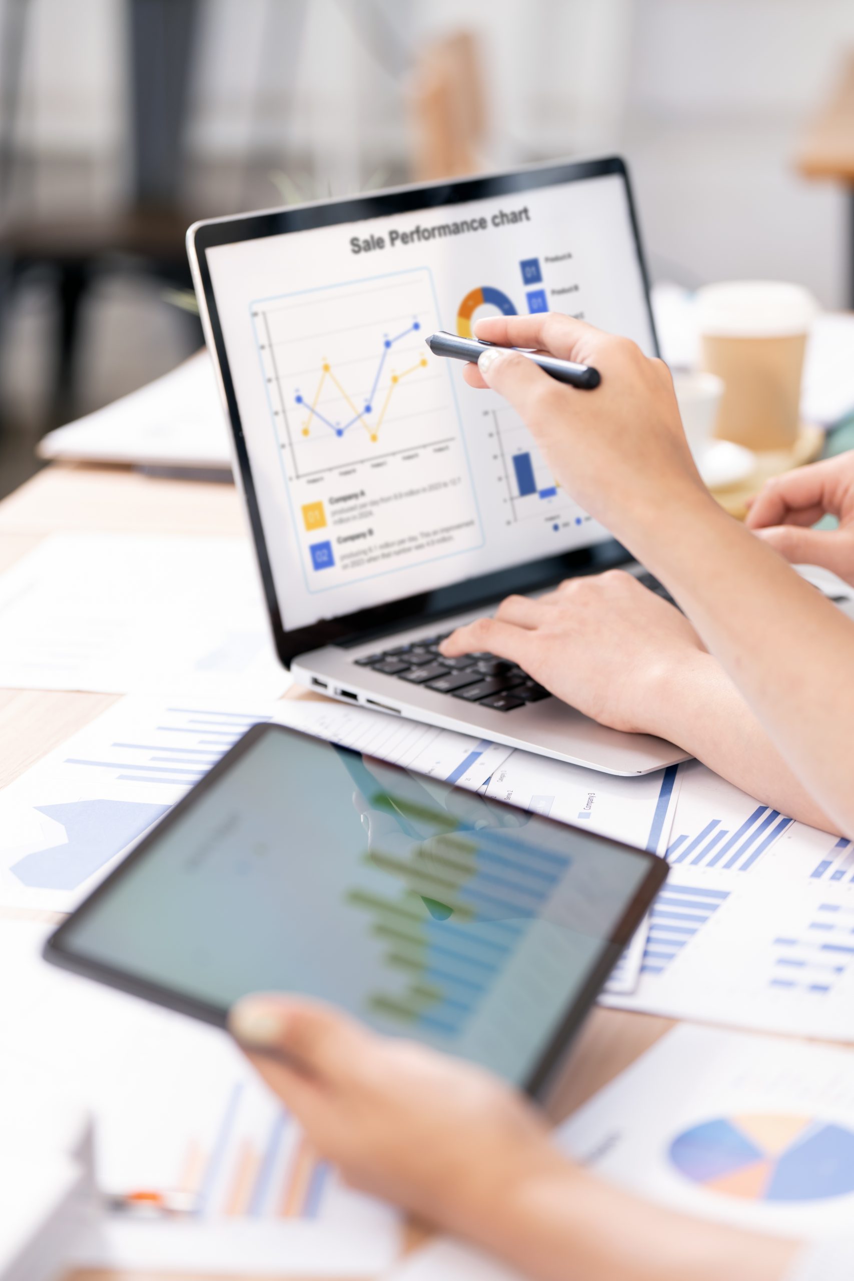 An&aacute;lisis de datos SEO en port&aacute;til y tablet